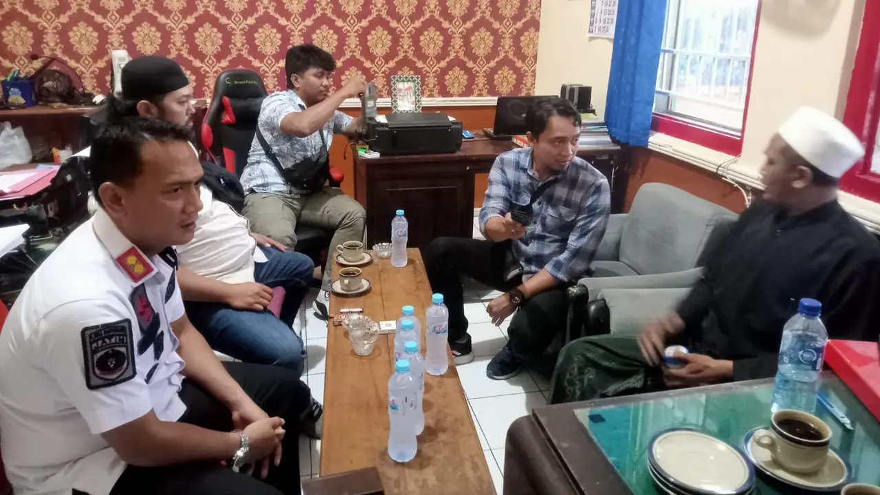 Ustaz MS saat diperiksa di Lapas Banyuwangi. (Istimewa)