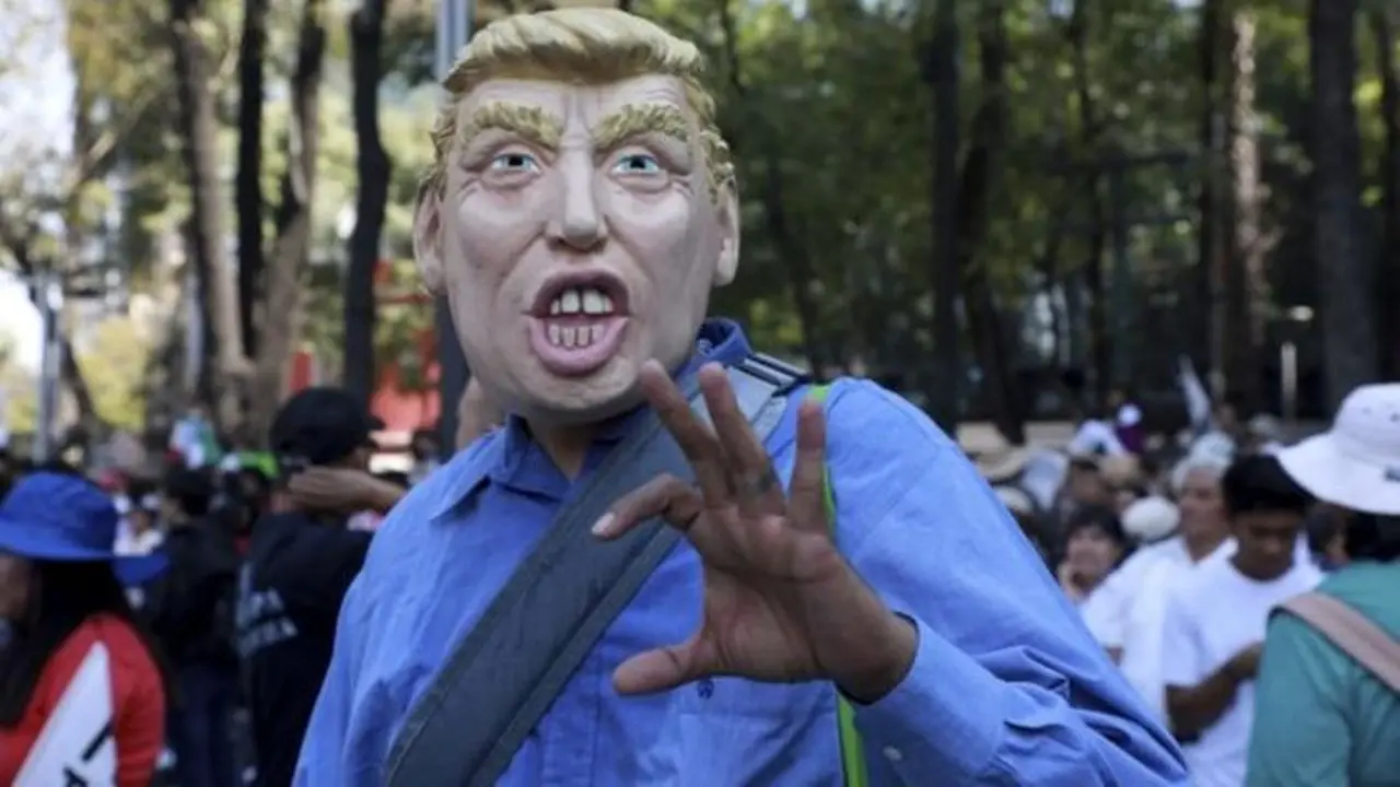 Demonstran yang memprotes kebijakan Donald Trump membangun dinding pembatas di Meksiko. (AP)