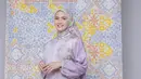 <p>Dress ungu bermotif dari Doa Indonesia ini juga bisa membuat tampil elegan saat Lebaran. Padukan dengan kerudung warna serupa. Credit: Blibli</p>