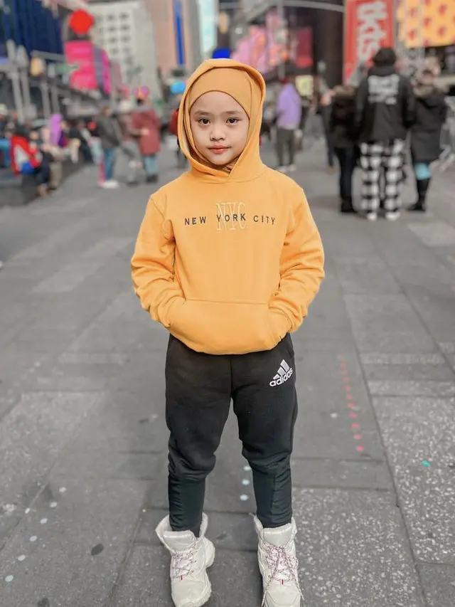 Gaya stylish hijab Maryam Nusaibah Abdullah anak pertama Oki Setiana Dewi, credit: Instagram @maryam_nusaibah_abdullah