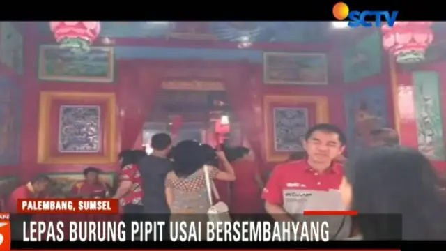 Usai Bersembahyang di Klenteng Bersejarah Dewi Kwan In,Warga Tionghoa di Palembang melakukan ritual pelepasan burung pipit, sebagai simbol membuang hal buruk di tahun sebelumnya.