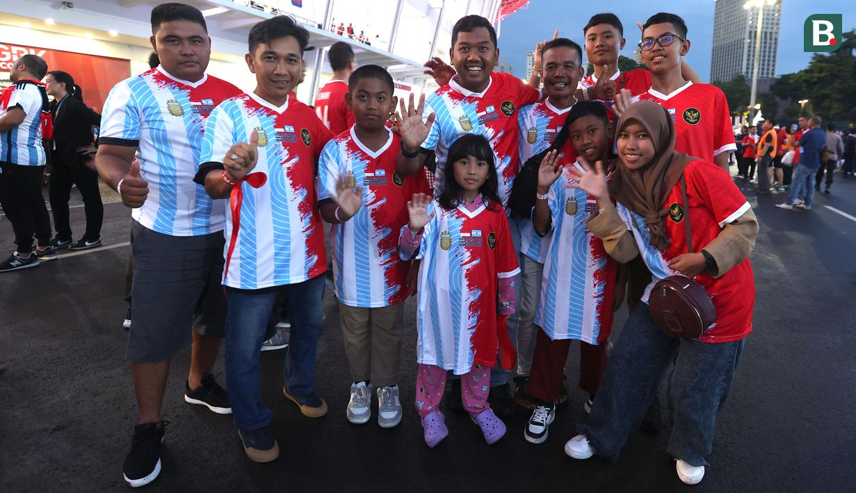 Sejumlah suporter asal Makssar berpose di depan fotografer sebelum laga FIFA Matchday antara Timnas Indonesia melawan Argentina di Satdion Utama Gelora Bung Karno (SUGBK), Senayan, Jakarta, Senin (19/06/2023). (Bola.com/Bagaskara Lazuardi)
