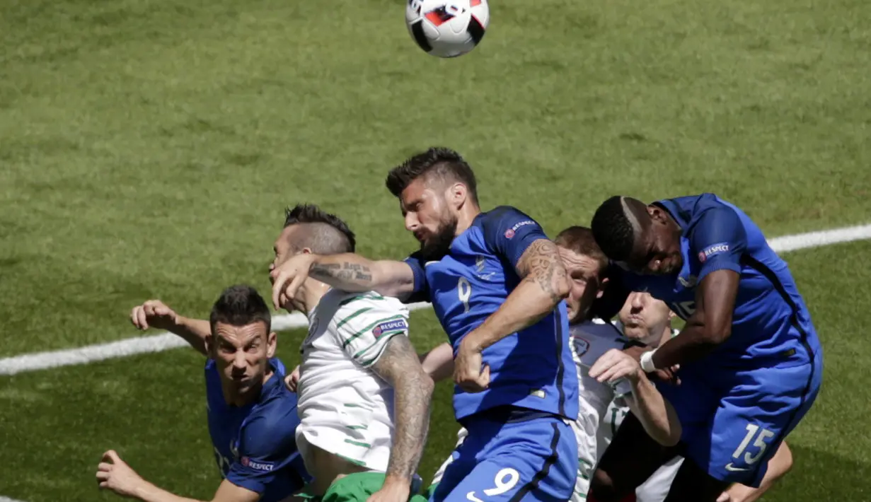 Pemain Prancis dan Republik Irlandia berebut bola pada babak 16 besar Piala Eropa 2016 di Stade de Lyon, Lyon, Minggu (26/6/2016). (EPA/Mast Irham)