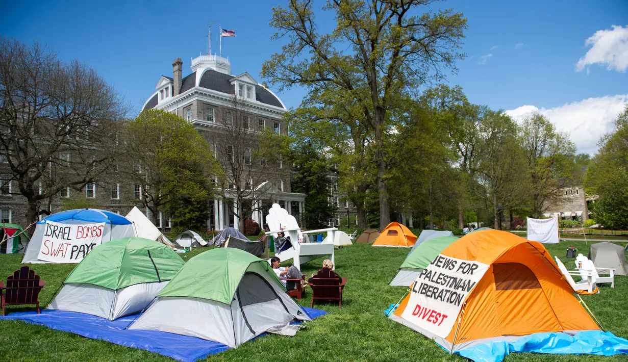 <p>Pengunjuk rasa menduduki kamp protes sementara di sekitar Swarthmore College pada 24 April 2024, Swarthmore, Pennsylvania. (Matthew Hatcher/Getty Images North America/Getty Images via AFP)</p>