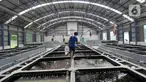 Pekerja membawa ikan mas koki yang dijual di Pusat Koi dan Maskoki Nusantara, Raiser Ikan Hias Cibinong, Bogor, Jawa Barat, Sabtu (9/10/2021). Kementerian Perikanan dan Kelautan (KKP) membangun Pusat Koi dan Maskoki Nusantara di Raiser Ikan Hias Cibinong. (merdeka.com/Arie Basuki)