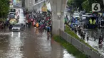 Suasana Jalan Kapten Tendean yang terendam banjir, Jakarta, Sabtu (20/2/2021). Banjir yang disebabkan curah hujan tinggi memutus akses lalu lintas di Jalan Kapten Tendean. (merdeka.com/Imam Buhori)