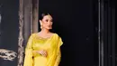 Zaskia Gotik tampil cantik bak boneka India dalam balutan kain sari. Penampilannya sukses bikin netizen berdecak kagum sekaligus pangling. Dipadukan dengan riasan tebal membuat kian serasi dengan setelan warna kuning yang ia pakai. (Liputan6.com/IG/@zaskia_gotix)