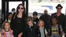 Angelina Jolie terlihat bahagia dan sehat saat berlibur merayakan tahun baru bersamabuah hatinya. Tanpa kehadiran Brad Pitt, Jolie dan anak-anaknya sedang bermain ski di kawasan Colorado. (doc.mirror.co.uk)