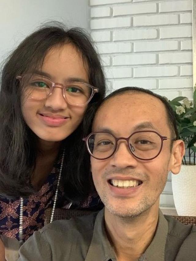 Momen kebersamaan Reza Gunawan dengan sang putri, Atisha Prajna Tiara. Suami Dewi Lestari menyebut anaknya sebagai pacarnya. (Foto: Instagram/@rezagunawan)