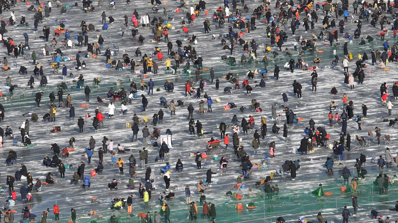 Memancing Ikan di Sungai Beku Korea Selatan