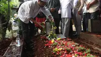 Pemakaman Diding Boneng Diiringi Isak Tangis Keluarga