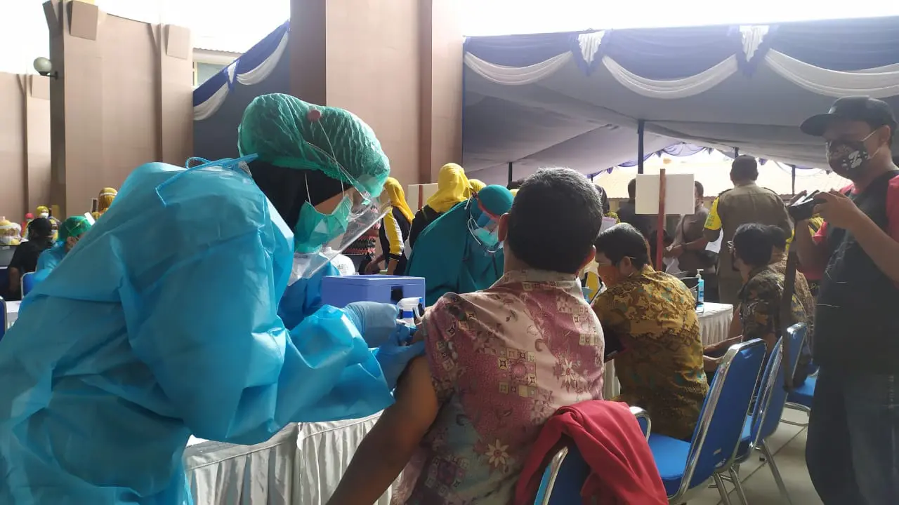 Sebanyak 6.000 pelayan publik dan guru di Kota Tangerang divaksinasi Covid-19, Kamis (25/2/2021).