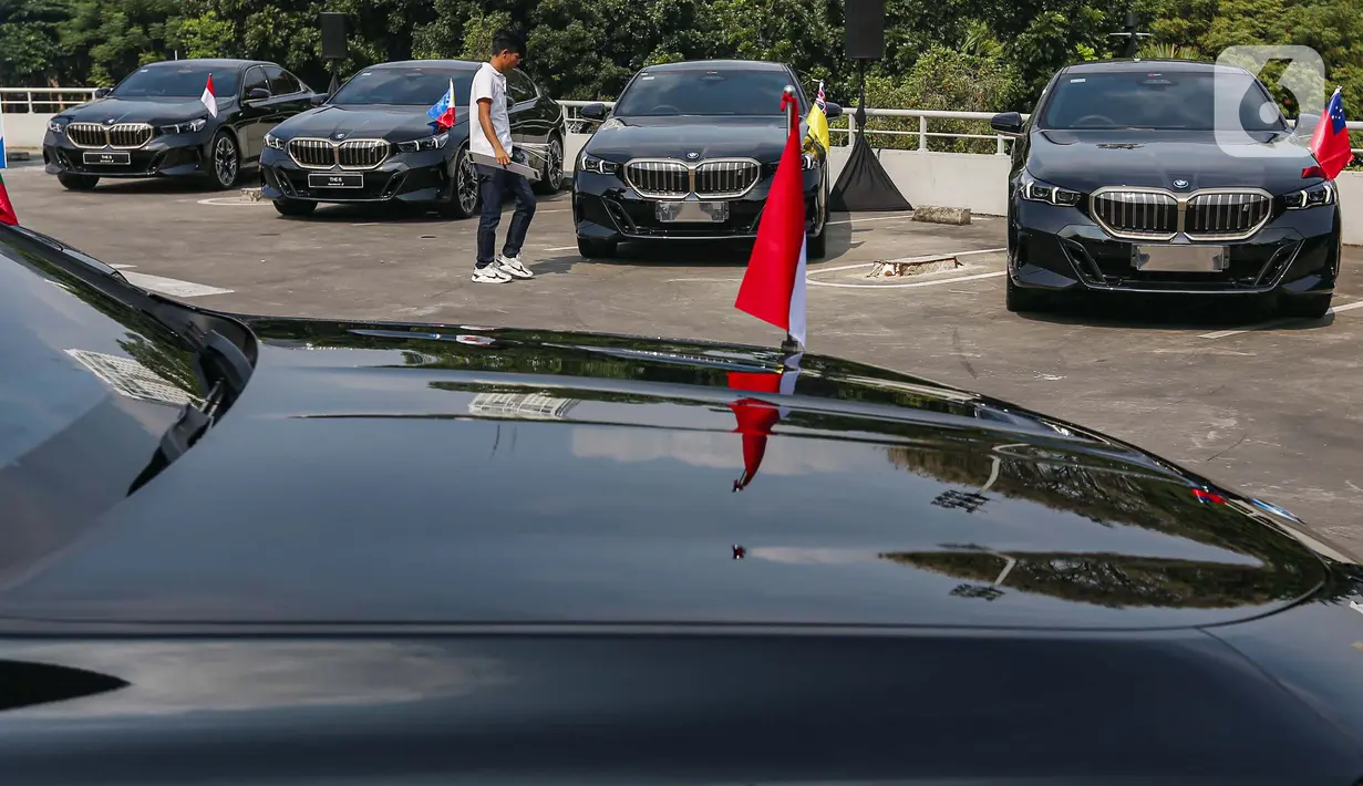 Dari 51 unit yang diserahkan BMW Group Indonesia, 15 unit di antaranya yakni mobil listrik i7 dan 36 BMW i5 akan digunakan pada KTT WWF. (Liputan6.com/Angga Yuniar)