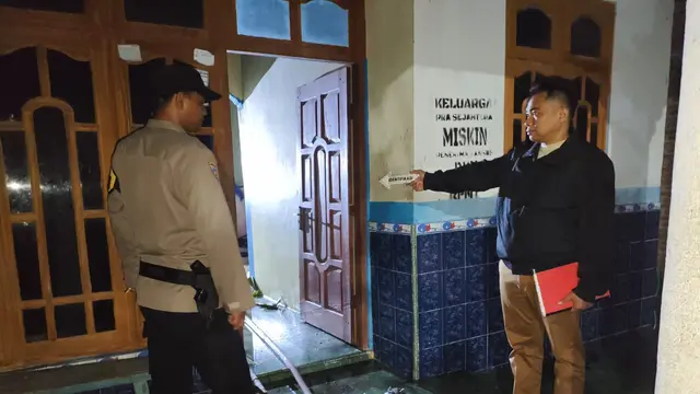 Polisi meninjau lokasi kebakaran rumah warga di Kecamatan Sukolilo, Kabupaten Pati, Jawa Tengah. (Liputan6.com/Arief)