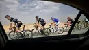 Deretan pebalap saat berlomba di Etape 1 Tour of Qatar 2016 antara Dukhan dan Al Khor Corniche, Qatar, (8/2/2016). (AFP/Eric Feferberg)
