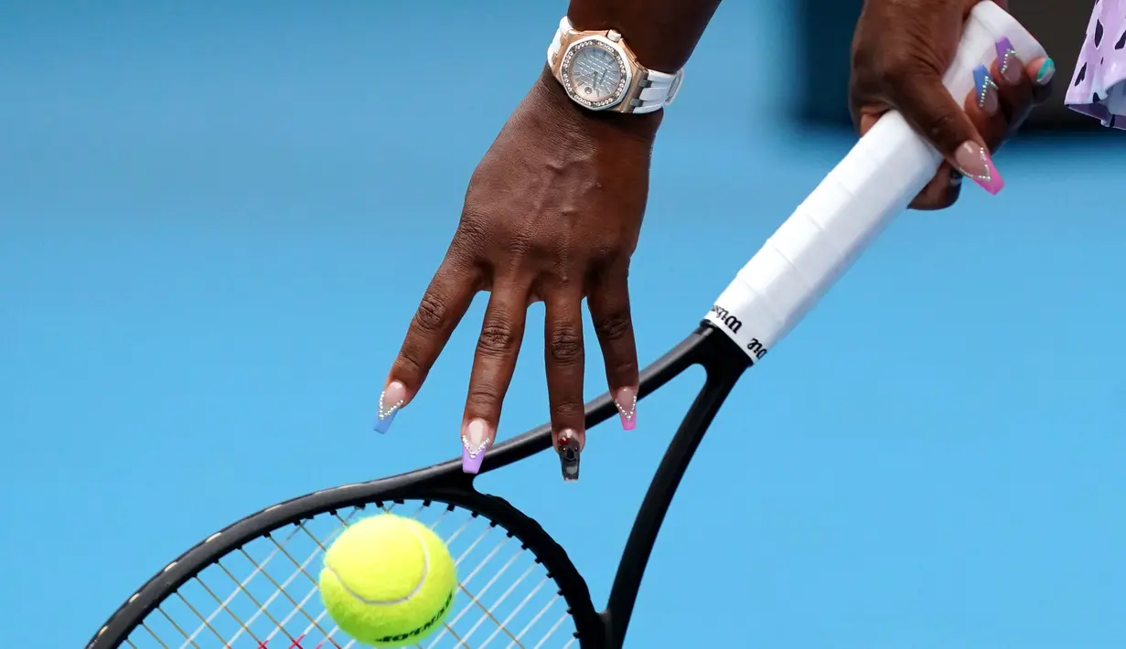 Petenis AS, Serena Williams bersiap melakukan servis ke arah Anastasia Potapova dari Rusia pada babak pertama Australia Terbuka 2020 di Melbourne, Senin (20/1/2020). Serena memamerkan cat kukunya bertema koala sebagai bentuk keprihatinan atas kebakaran hutan dan lahan di Australia. (AP/Lee Jin-man)