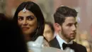 Aktris Bollywood, Priyanka Chopra dan suaminya yang juga musisi AS, Nick Jonas menghadiri pernikahan Isha Ambani dan Anand Piramal di Mumbai, Rabu (12/12). Isha merupakan putri orang terkaya di India menurut Forbes, Mukesh Ambani. (AP/Rajanish Kakade)