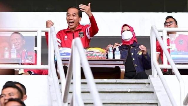 Gaya Trendy Iriana Jokowi Nonton Piala AFF 2022, Kenakan Jaket Louis Vuitton dan Fendi