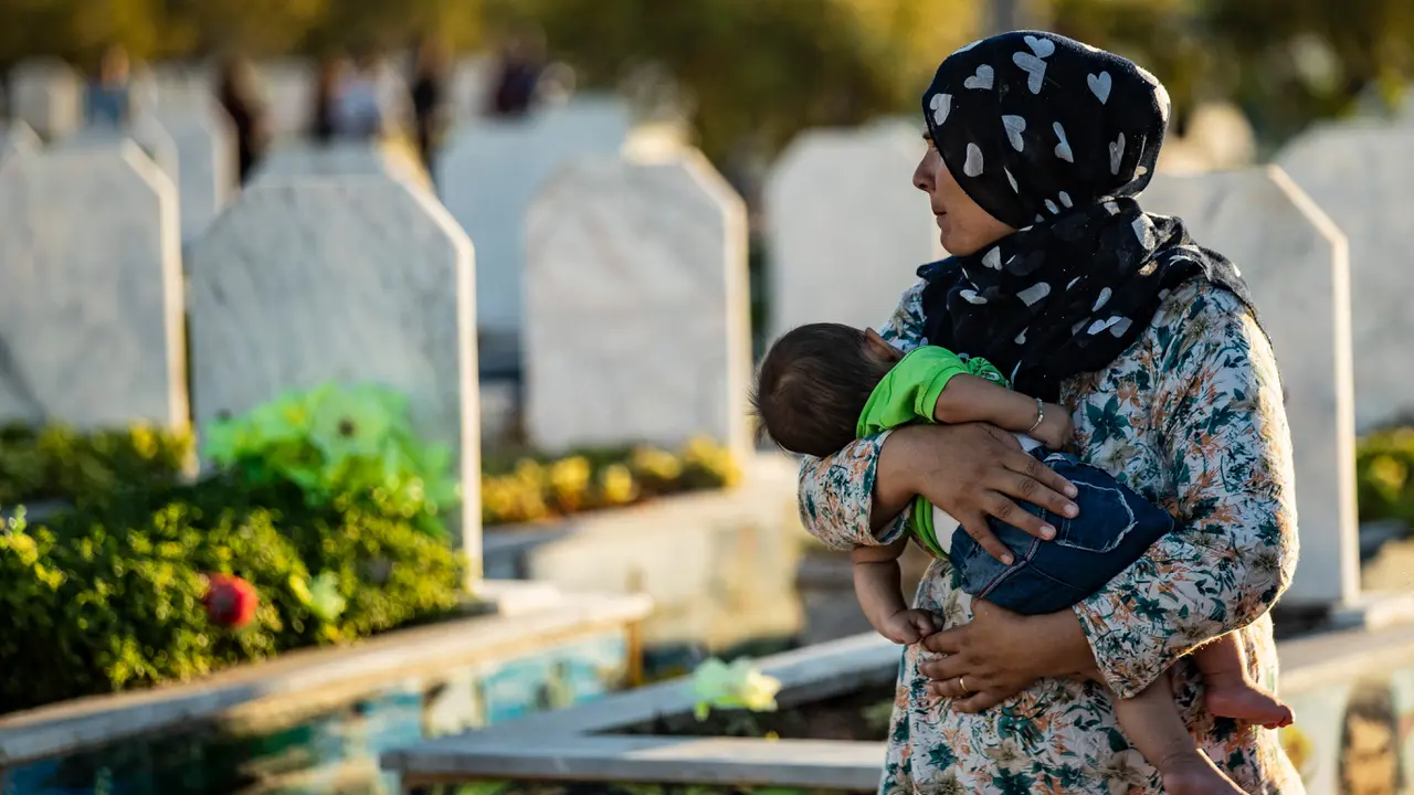 Perempuan di tengah makam
