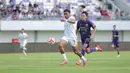 Unggul 1-0, Persita tidak mengendurkan serangan. Sementara, Borneo FC tampil lebih agresif untuk mengejar ketinggalan gol. Tampak dalam foto, pemain Persita, Charisma Fathoni (kanan) berusaha mengejar laju Maicon de Souza (Borneo FC) pada pertandingan pekan ke-17 BRI Super League 2025/2026 di Stadion Indomilk Arena, Tangerang, Banten, Jumat (9/1/2026). (Bola.com/Bagaskara Lazuardi)