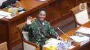 KSAD Jenderal TNI Andika Perkasa melambaikan tangan sebelum menjalani uji kelayakan dan kepatutan calon Panglima TNI di gedung DPR, Jakarta, Sabtu (6/11/2021).  Andika Perkasa menjadi calon kuat pengganti Marsekal Hadi Tjahjanto yang pensiun bulan ini. (Liputan6 com/Angga Yuniar)