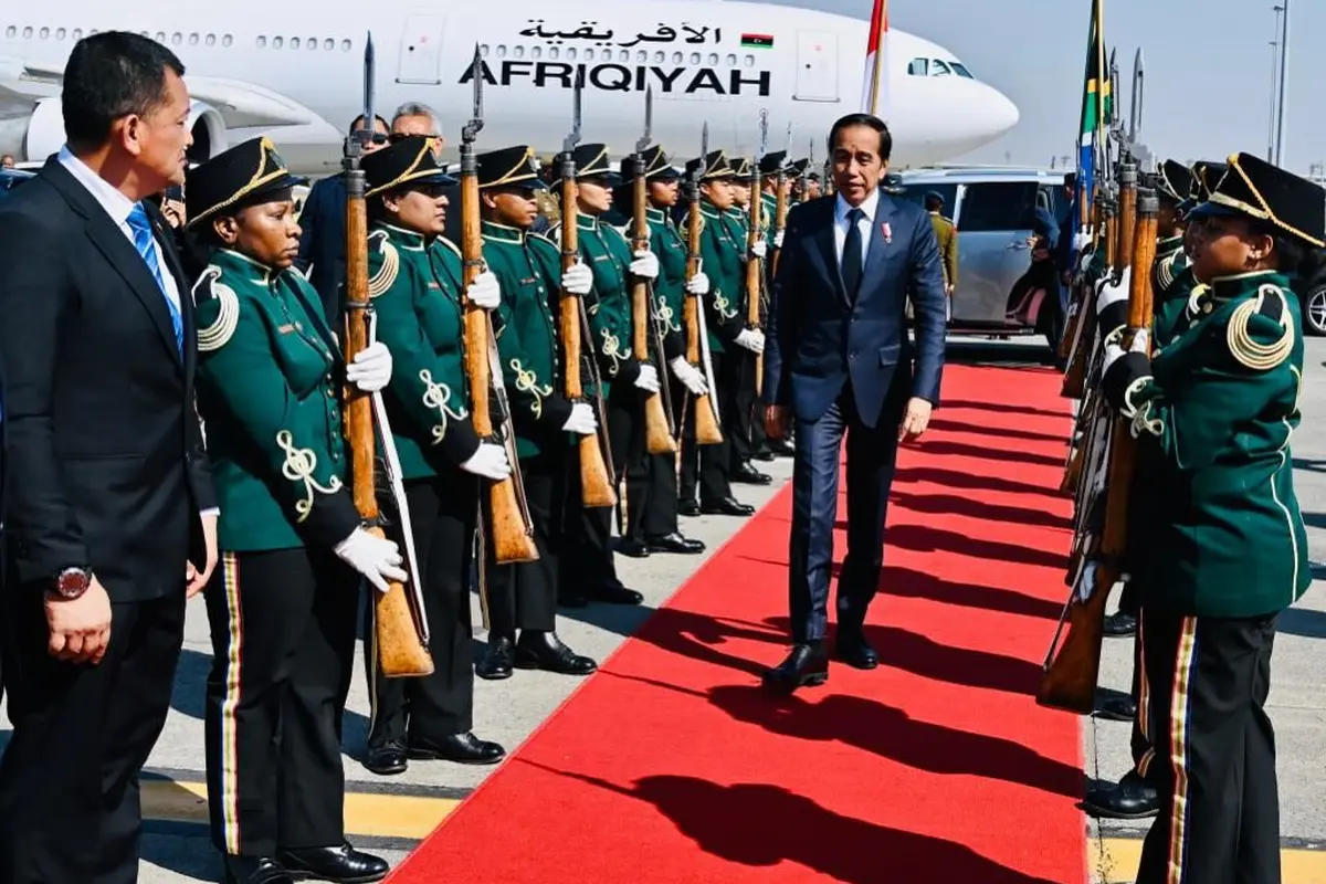 Presiden Joko Widodo atau Jokowi kembali bertolak menuju Indonesia usai menyelesaikan rangkaian kunjungannya selama lima hari di kawasan Afrika.