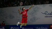 Aksi tunggal putra Indonesia, Anthony Sinisuka Ginting, saat menghadapi Tommy Sugiarto pada 32 besar Indonesia Open 2022, di Istora Senayan, Jakarta, Selasa (14/6/2022). (Bola.com/Bagaskara Lazuardi)