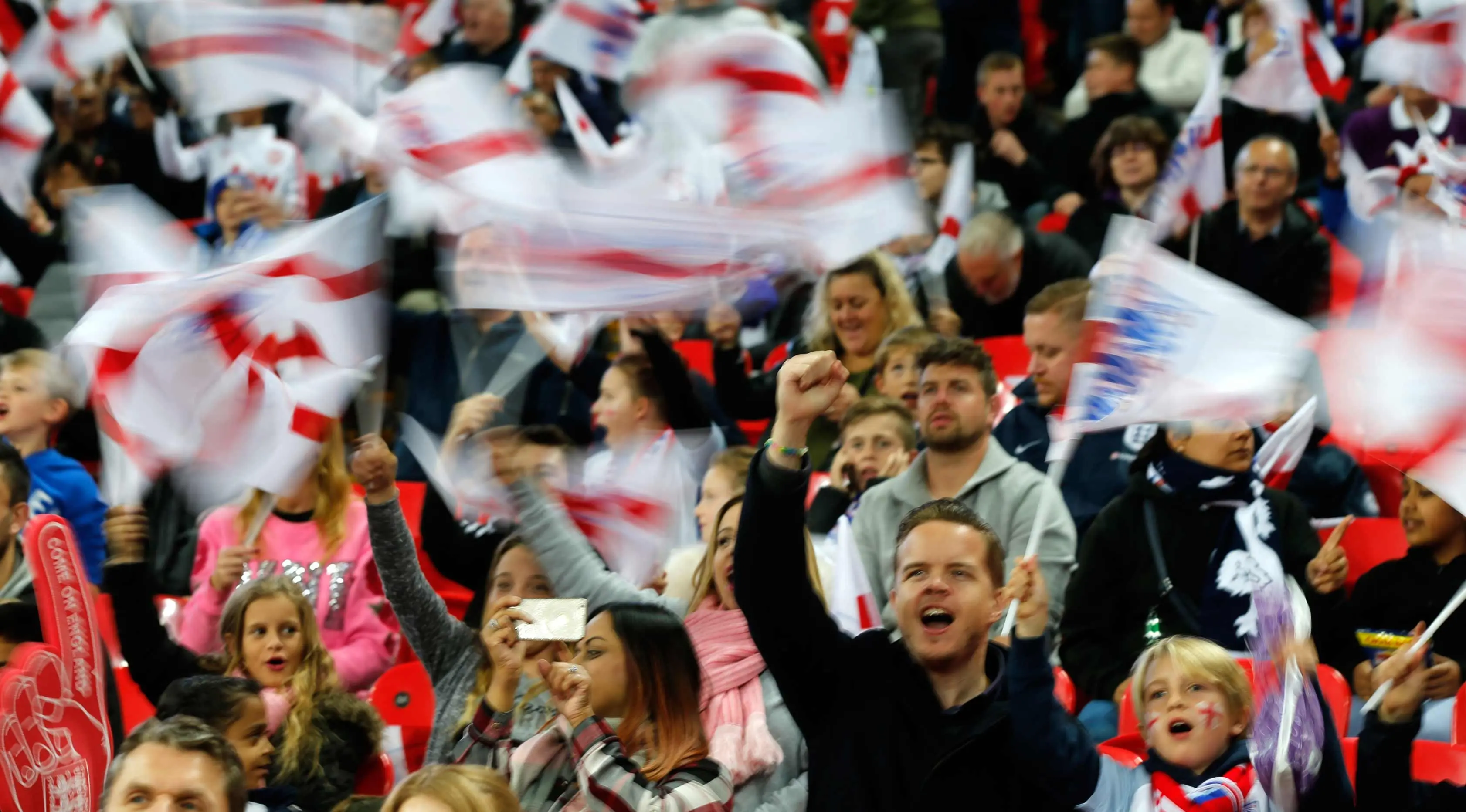Suporter Inggris bersorak mendukung timnya saat berhadapan dengan Slovenia pada grup F kualifikasi Piala Dunia 2018 di stadion Wembley di London, (5/10). Inggris menang 1-0 atas Slovenia. (AP Photo/Frank Augstein)