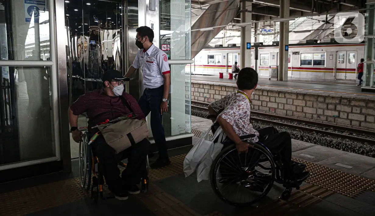Penyandang disabilitas menjajal fasilitas di Stasiun Jatinegara, Jakarta, Jumat (3/12/2021). Pada Hari Disabilitas Internasional 2021, KAI Commuter mengajak pengguna transportasi dengan disabilitas untuk merasakan sarana dan prasarana perkeretaapian yang lebih aksesibel. (Liputan6.com/Faizal Fanani)