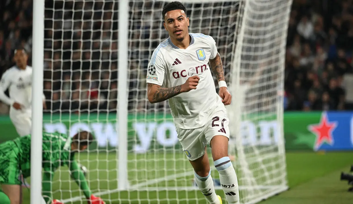 Menit ke-35 tuan rumah Paris Saint-Germain mendapat kejutan. Sebuah skema serangan balik Aston Villa berhasil dituntaskan dengan baik oleh Morgan Rogers. Aston Villa unggul 1-0. (Bertrand GUAY/AFP)