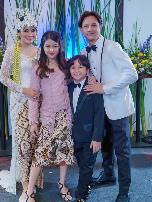 Untuk menunjang tampilan, wajah Titi Kamal dipulas dengan makeup flawless bernuansa pink [@titi_kamall]