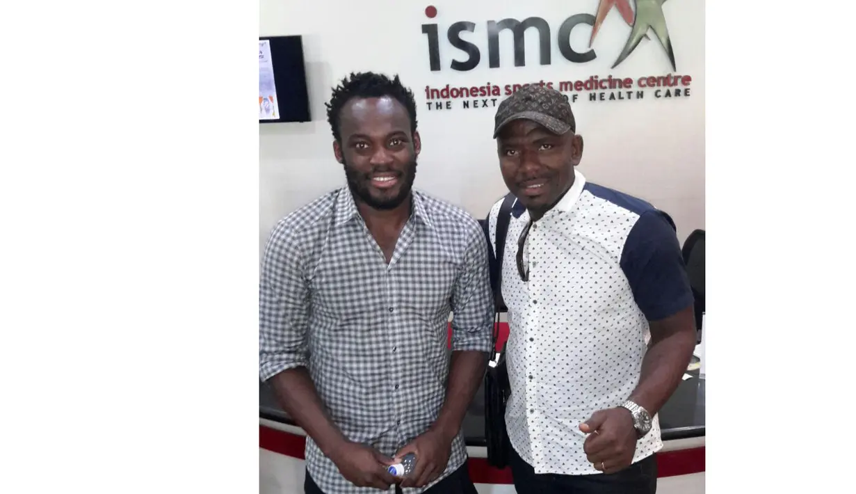 Michael Essien (kiri) saat menjalani tes medis di Jakarta, Senin (13/3/2017). (Bola.com/Abdi Susila)