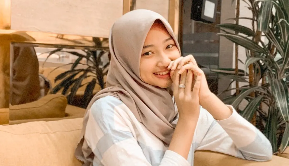 Alumnus SMA Taruna Bakti Bandung yang baru lulus 2020 lalu memang memiliki senyum yang sangat manis. Terlebih, senyumnya semakin manis saat ia memakai hijab. Dengan hijab, penampilan Ansellma Putri semakin memesona saja. (Liputan6.com/IG/@ansellmaputri)