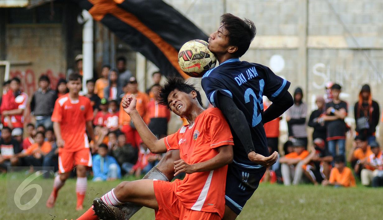 Pemain Persija dan tim Pra PON DKI Jakarta berebut bola saat laga uji coba di NYTC Sawangan, Depok, Sabtu (27/2/2016). Laga ujicoba ini persiapan Persija menghadapi turnamen Piala Bhayangkara dan ISC 2016. (Liputan6.com/Helmi Fithriansyah)