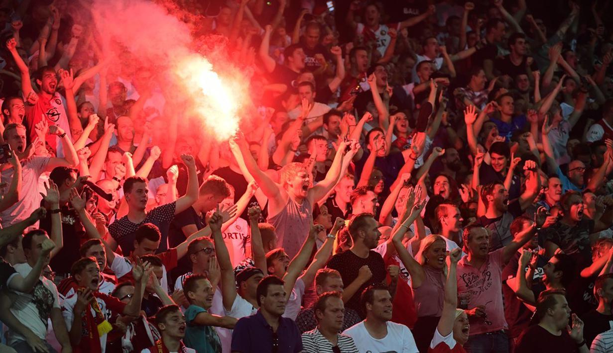 Suporter Feyenoord merayakan kemenangan timnya atas MU pada matchday pertama Grup A Liga Europa, di Stadion Feijenoord, Rotterdam, Jumat (16/9/2016) dini hari WIB. (AFP/ANP/Emmanuel Dunand)