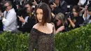 Bertemu dengan mantan pacar terkadang memang menyebalkan dan pastinya akan ada rasa canggung di antaranya. Seperti halnya Bella Hadid yang bertemu The Weeknd dan Selena Gomez di Met Gala 2017. (AFP/Bintang.com)