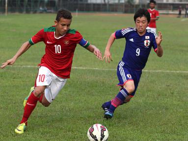Kapten Timnas Indonesia U16, Egi Maulana, berusaha melewati pemain Jepang U16 saat ujicoba di Lapangan Padepokan Voli Indonesia di Sentul, Bogor, Jawa Barat. Selasa (15/4).