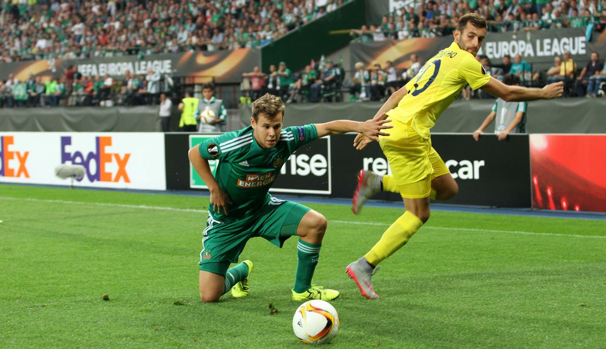 Pemain Rapid, Louis Schaub (kiri), mencuri bola dari kaki penyerang Villarreal CF, Leo Baptistaodi laga fase grup Liga Europa di Stadion Ernst Happel, Wina, Austria, Kamis (18/9/2015) dini hari WIB. (Bola.com/Reza Khomaini)