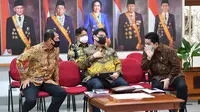 Menko Perekonomian Airlangga Hartarto (kedua kanan) berbincang dengan Kepala BNPB Letjen TNI Doni Monardo (kiri) dan Menteri BUMN Erick Thohir (kanan) sebelum memberikan keterangan pers di Kantor Presiden, Jakarta, Senin (20/7/2020). (ANTARA FOTO/Sigid Kurniawan/POOL)