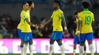 Pemain Brasil Raphinha, kiri, berjabat tangan dengan rekan setimnya Vinicius Junior setelah kalah 4-1 dari Argentina dalam pertandingan kualifikasi Piala Dunia 2026 di Stadion Monumental di Buenos Aires, Argentina, Rabu pagi WIB (26-3-2025). (Foto AP/Gustavo Garello)