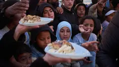 Para pengungsi menunggu untuk menerima makanan sumbangan di samping tenda-tenda yang mereka gunakan sebagai tempat berlindung setelah melarikan diri dari serangan udara Israel di Lebanon selatan, Beirut, Lebanon, Senin 6 April 2026. Dukungan Hizbullah terhadap Iran membuat serangan Israel ke Lebanon semakin menjadi. (AP Photo/Emilio Morenatti)