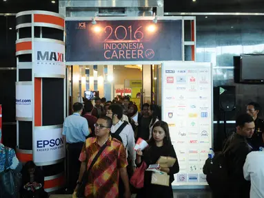 Pencari kerja keluar masuk gerbang Indonesia Career Expo 2016 di SMESCO Exhibiton Hall, Jakarta, Jumat (8/1/2016). Berdasar data BPS pada Agustus 2015, jumlah penganggur terbuka mencapai 7,56 juta orang. (Liputan6.com/Helmi Fithriansyah)