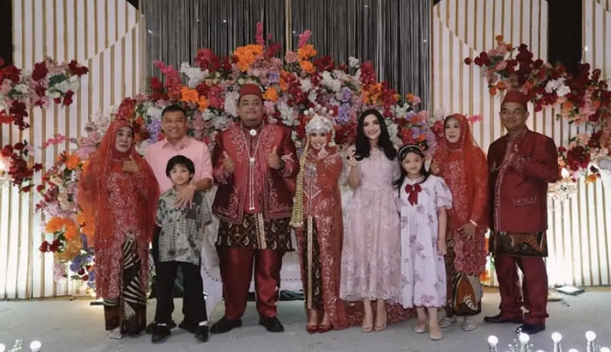 Ashanty membagikan video singkat di media sosialnya saat hadir di pernikahan karyawannya. Dalam video tersebut, ia mengungkapkan meski tubuhnya sedang kurang fit ia tetap menyempatkan untuk datang ke pernikahan karyawannya yang sudah lama bekerja dengannya. [@ashanty_ash]