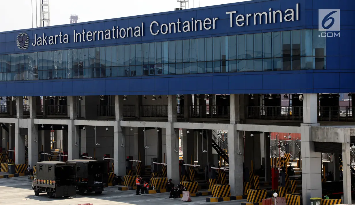 Suasana sepi terlihat di Jakarta International Countainer Terminal (JICT) di Tanjung Priok, Jakarta, Kamis (3/8). Suasana sepi ini disebabkan Aksi Mogok kerja ratusan Pekerja PT Jakarta International Countainer Terminal (JICT). (Liputan6.com/Johan Tallo)