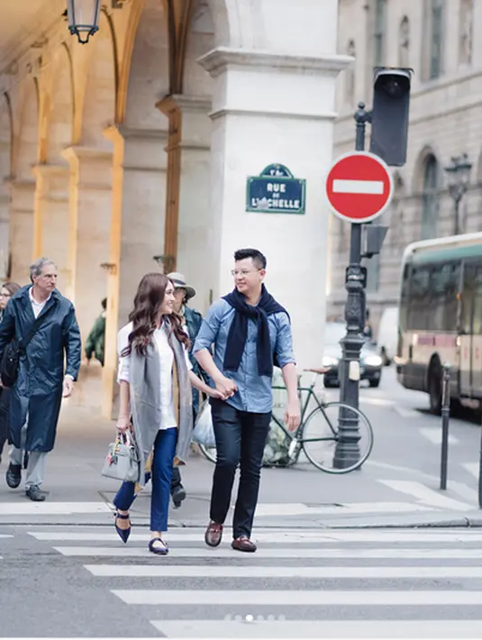 ‘Rasanya happpyyyyy bangettt’ itulah ungkapan Shandy Aulia berlibur bersama saudara kandungnya. Shandy dilahirkan dari keluarga yang berbeda keyakinan. Ayahnya, Kiemas Yusuf Effendi beragama Islam sedangkan Elsye Dopong Kristen. (Instagram/shandyaulia)