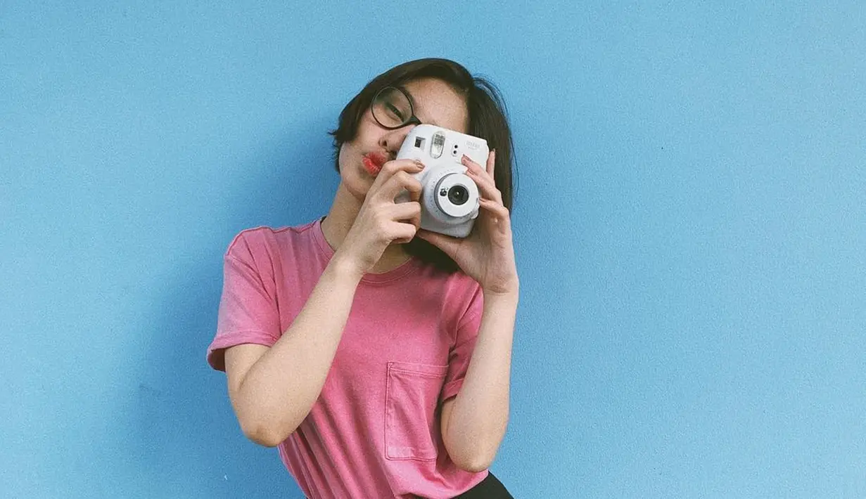 Potret cantik yang menggemaskan terlihat jelas di foto Vanesha Prescilla saat memegang kamera polaroid. Gayanya 
 yang imut ini berhasil memukau banyak netizen. Terlebih, outfit merah muda yang dipakainya membuat Vanesha terlihat sangat ceria. (Liputan6.com/IG/@vaneshaass)
