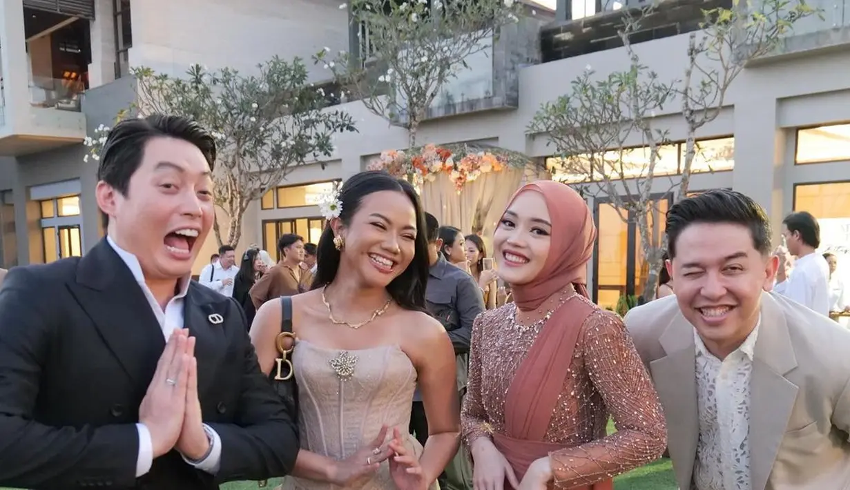 Dress cantik ini dipadukan dengan hijab polos berwarna senada dengan sandal heels silver [@putridelinaa]