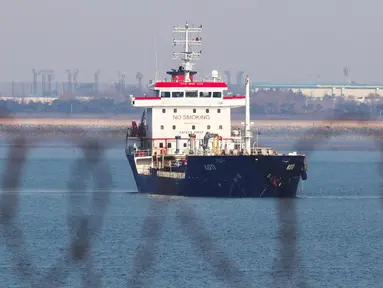 Kapal tanker berbendera Panama, KOTI berada di perairan dekat Pelabuhan Pyeongtaek, Kota Incheon, Korea Selatan, (1/1). Korsel menangkap kapal tersebut karena diduga melanggar sanksi PBB dengan mengirim pasokan minyak untuk Korea Utara. (AFP Photo/Yonhap)