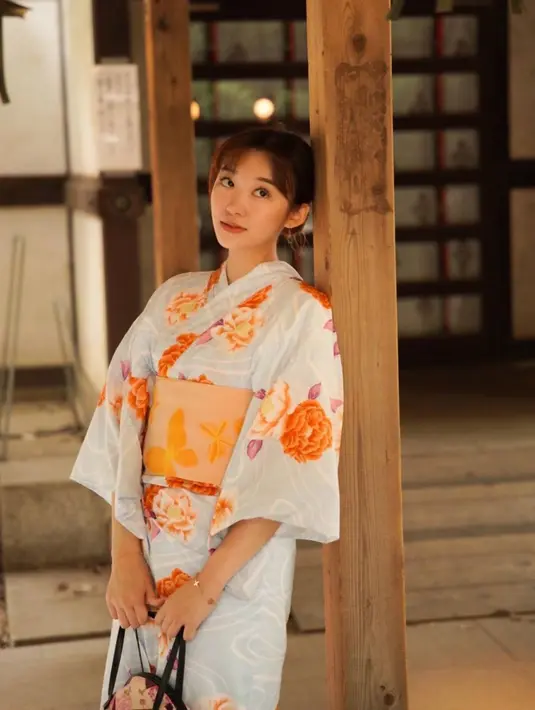 Liburan ke Jepang memang kurang rasanya bila belum jalani pemotretan mengenakan kimono maupun yukata. Banyak selebriti Indonesia saat jalani liburan ke Jepang, pasti menyempatkan waktunya untuk jalani pemotretan dengan busana khas Negeri Sakura tersebut. (Liputan6.com/IG/@livyrenata)