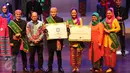 Pemenang Abang None Jakarta Selatan 2016, Dony Febriansyah dan Syarifa Nadira Putri saat menerima hadiah di Jakarta, (20/5). Acara tersebut dihadiri juga oleh Wakil Wali Kota Jakarta Selatan, Irmansyah. (Liputan6.com/Angga Yuniar)